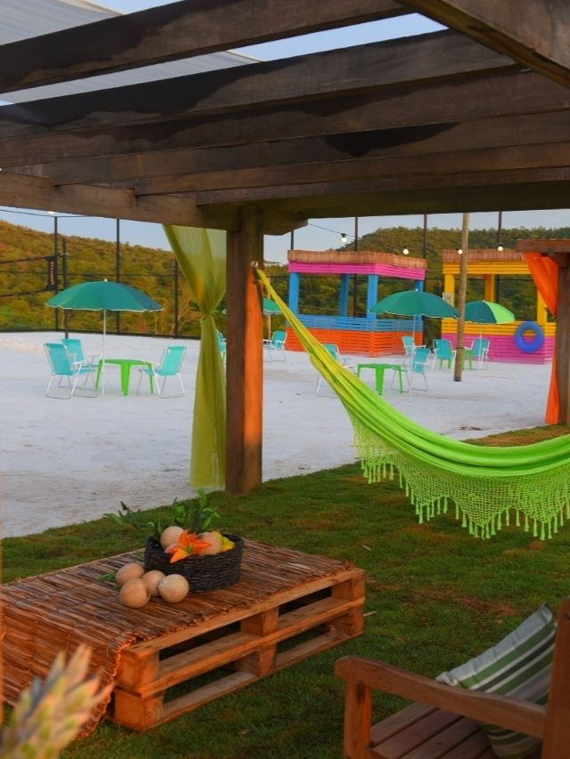 Resort no interior vira praia nas férias